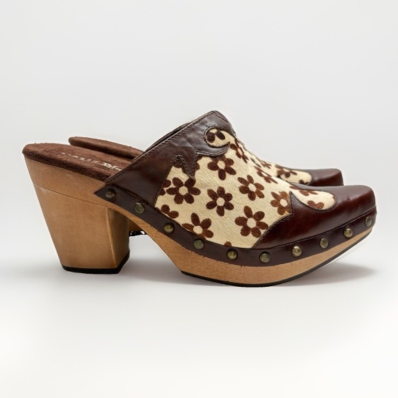 Paris Blues Shoes - VTG Paris Blues Size 6.5 Brown White Cow Daisy Print Freda Wooden Platform Clogs